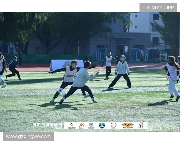 武汉飞盘队与上海飞盘队赛后复盘探讨团队协作的成功与不足之处