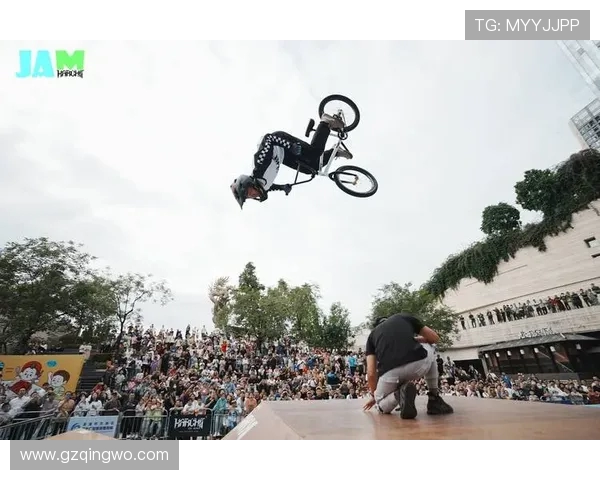 重庆极限运动队在世界滑板锦标赛中以73分领先其他队伍展现强大实力